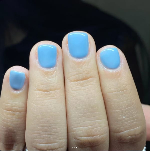Manicura en tono celeste