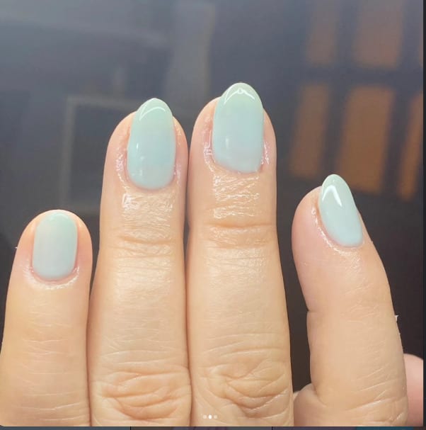 Manicura en tono menta