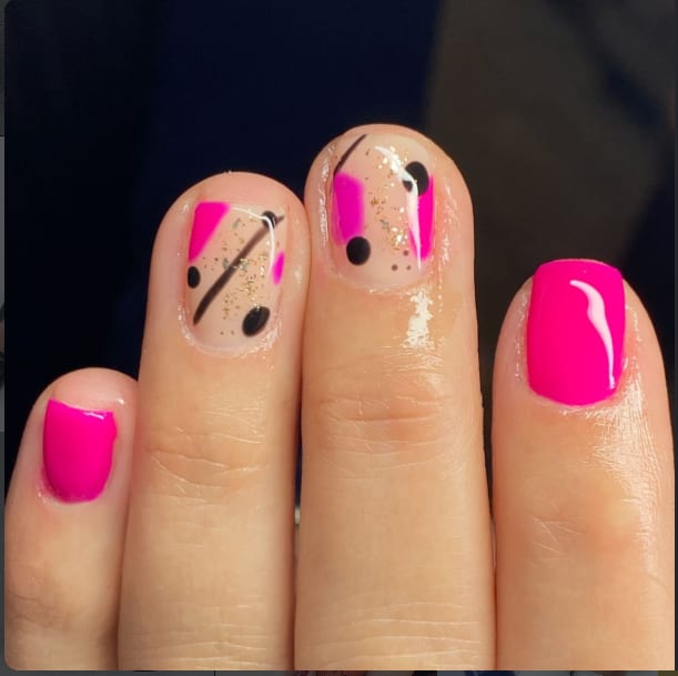 Manicura rosa con detalles negros y dorados